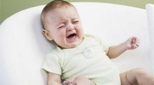 民间土方针扎手指治小孩不乖,父母迷信民间偏方