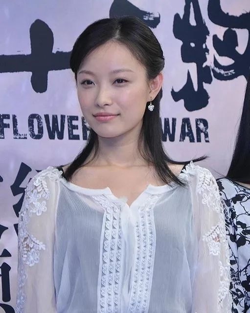 脸大颧骨高的女生适合什么发型,脸大脸圆头发少适合什么发型短发