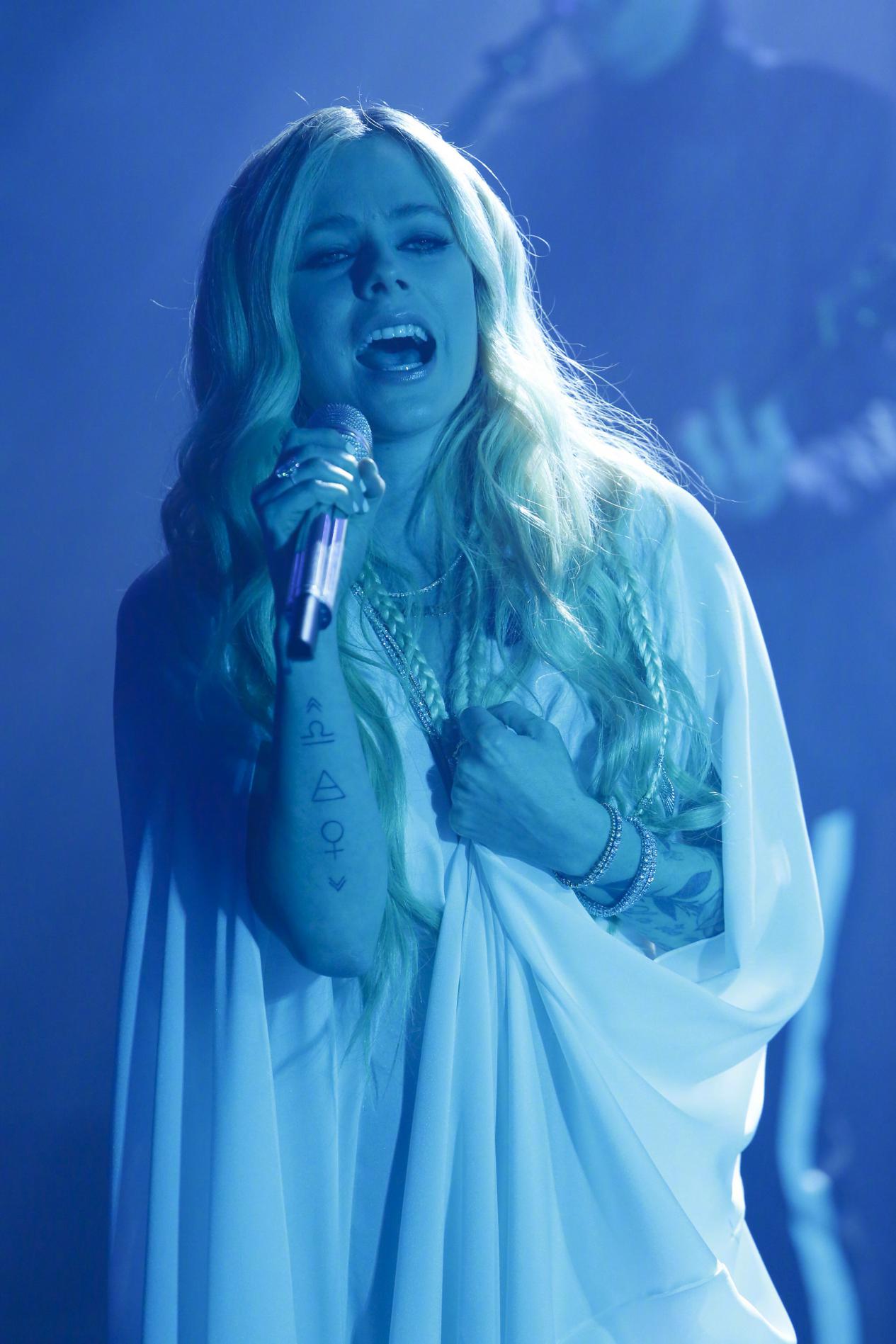 艾薇儿现状知乎,艾薇儿悲惨经历