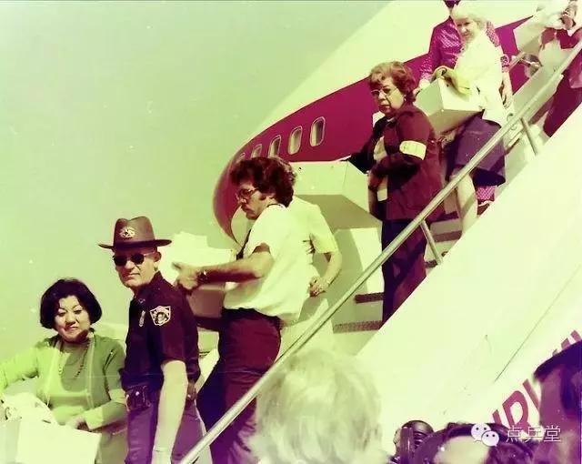 奶爸飞机抱娃,奶爸飞机带娃