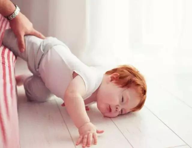 宝宝摔倒磕碰妈妈们肯定最紧张，那到底该怎样处理呢？