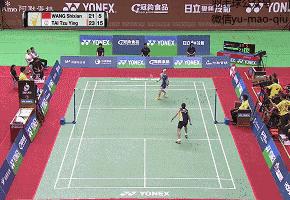 打羽毛球被动球打不到后场怎么办,羽毛球正手后场被动处理