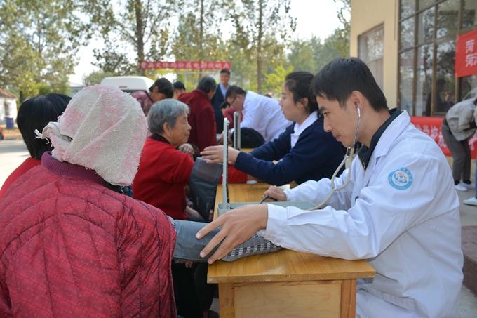 义工进社区服务暖心,义工下乡送温暖图片