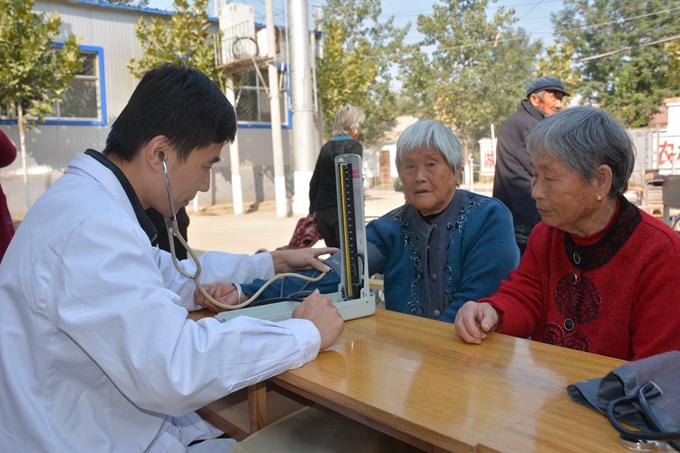 义工进社区服务暖心,义工下乡送温暖图片