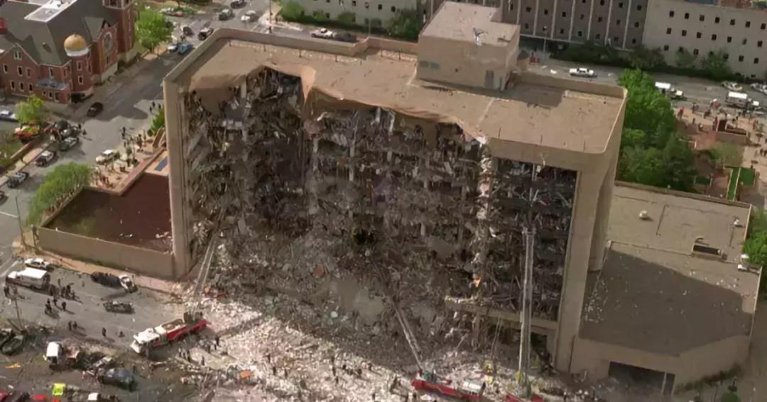 美国人智商欠费，川普带头追捧这个网红，结果全被骗