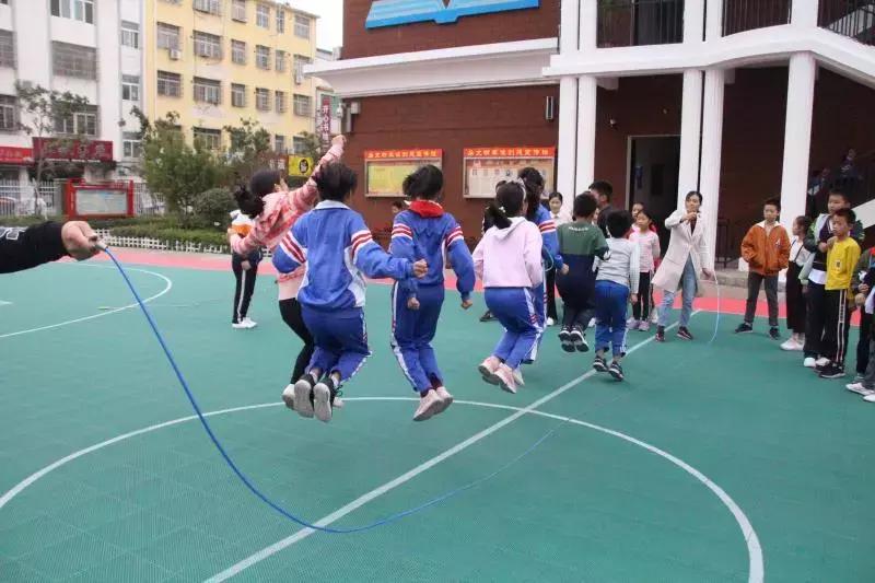 运动会接力赛淮滨小学,运动场上彩旗飘你追我赶逞英豪