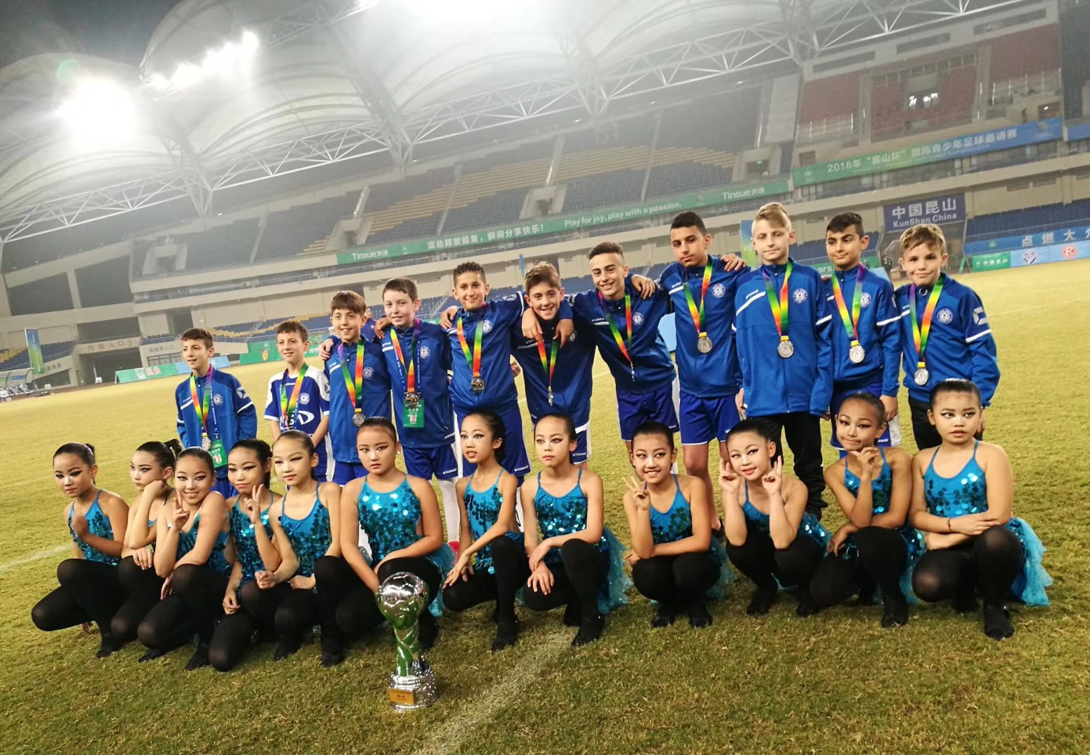 公益民心舞蹈学院演出团助力2018“昆山杯”国际青少年足球赛！