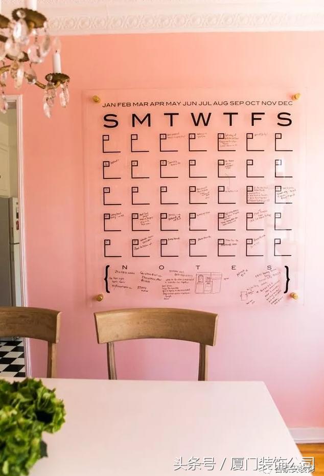 白墙看着不喜欢但又不想贴壁纸墙布？这些办法省钱省空间又美观！