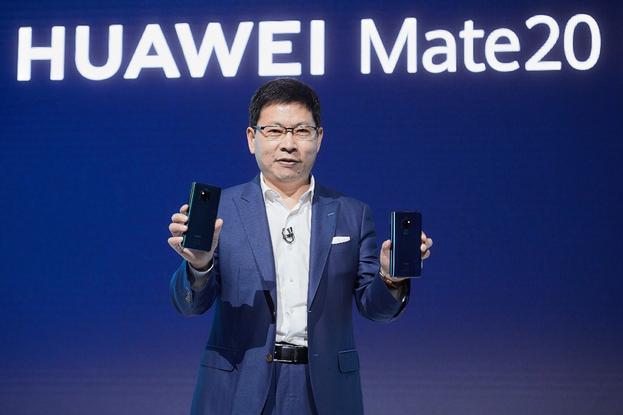 华为mate20在国外排队购买手机,美国网友购买华为