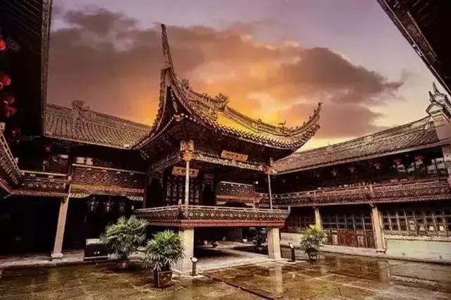 少年刺客，中年带兵，晚年大师，死后裸葬，这种人生独一无二