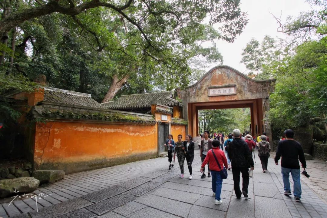 没有人来人往的城市,没有人山人海的地方