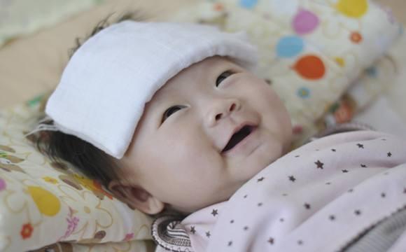 孩子发烧千万不要随便退烧,孩子发烧不要急着去医院