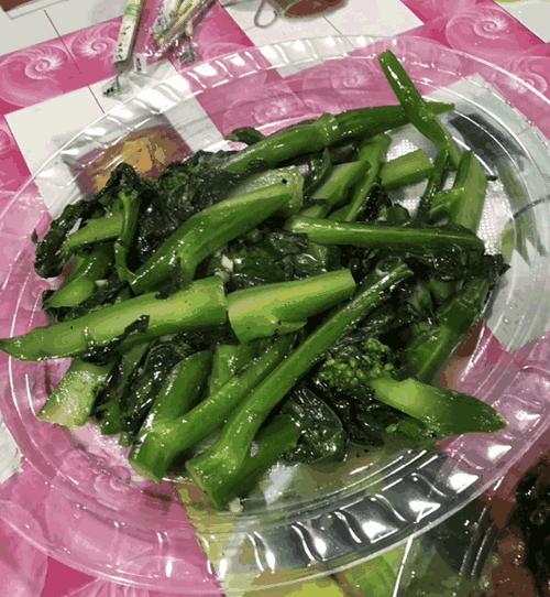 天露山走一转并吃了满意的晚餐，正想发朋友圈，老公：盘子寒碜