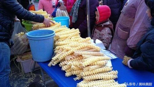 小伙自己创业摆摊卖小吃,农村小伙毅然开家庭作坊卖小吃