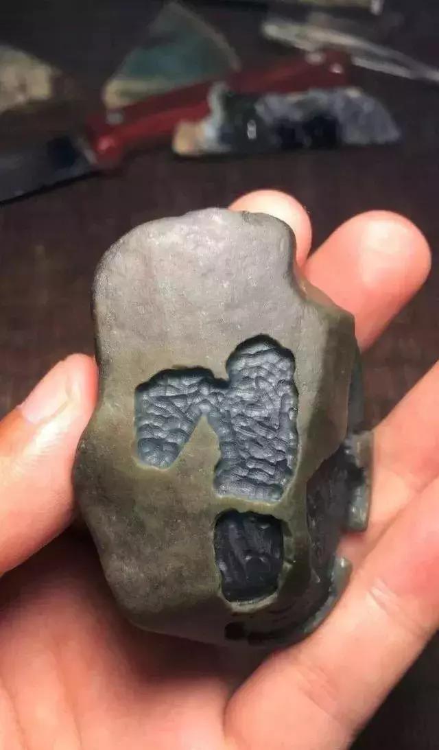 什么样的原石翡翠出高冰,真正的翡翠原石能出现哪些特征呢