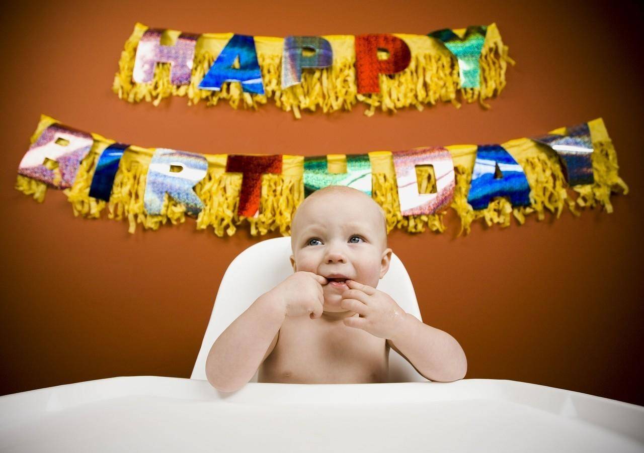 孩子脊椎发展有规律，不要长时间抱着孩子，影响他脊椎发展