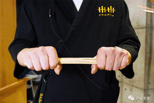 开在湖边的男团串串,我连店名都不会读