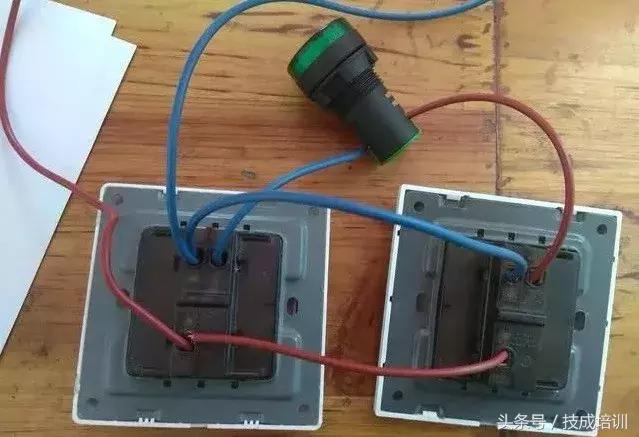 两个开关控制一个灯总是一个不亮,国际电工一开多控开关接法