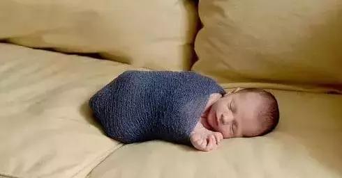 婴儿用侧睡调整头型么,宝宝后脑勺凹进去一个大坑