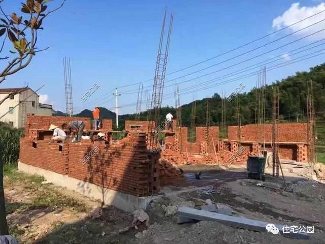 农村自建房三层小别墅真实视频,2022年河南自建房包工280一平贵吗