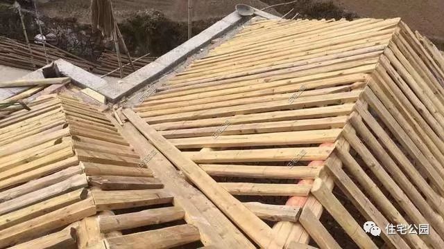 农村自建房三层小别墅真实视频,2022年河南自建房包工280一平贵吗