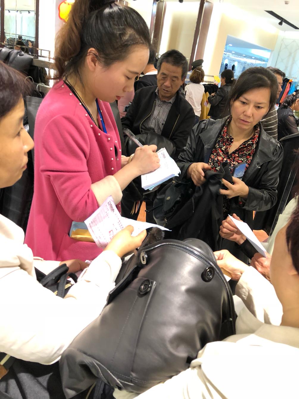 剁剁剁！今天经视砍价王在汉口北掀起了一场超热的千人团购！