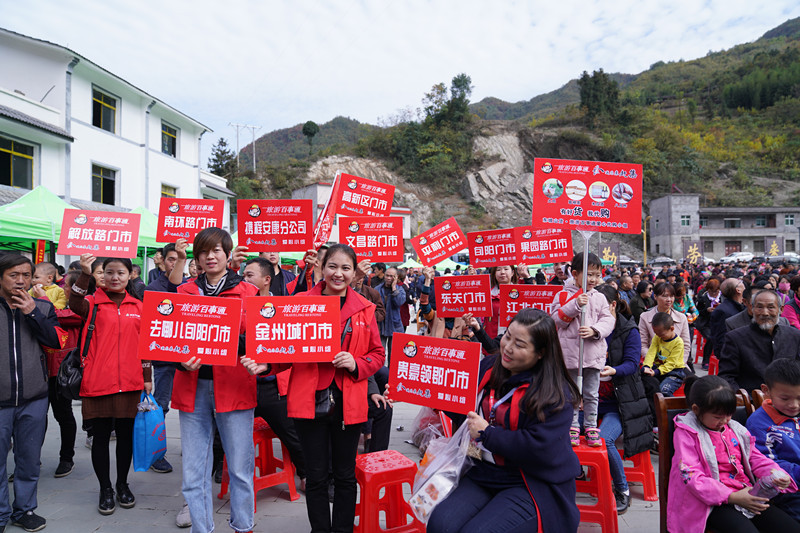 到安康白河县东坡村赶集 游客抢购山货 赏千年银杏 品乡村美食