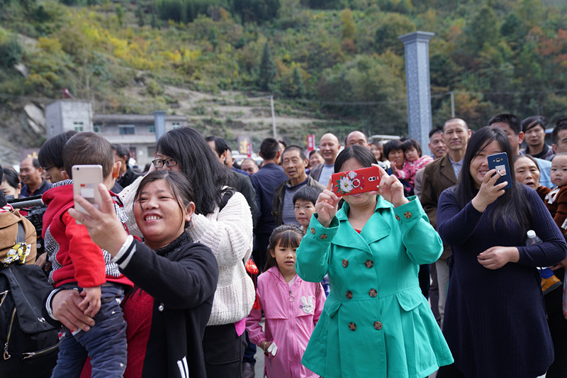 到安康白河县东坡村赶集 游客抢购山货 赏千年银杏 品乡村美食