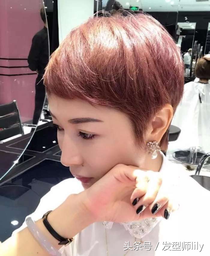 适合发量多且蓬的短发烫,露耳短发蓬松烫什么样的