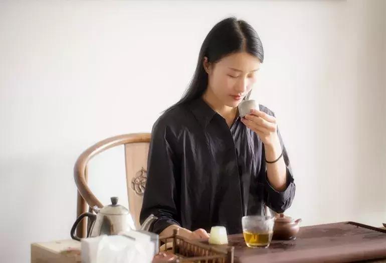 什么茶汤最好香浓厚,一杯茶的滋味视频