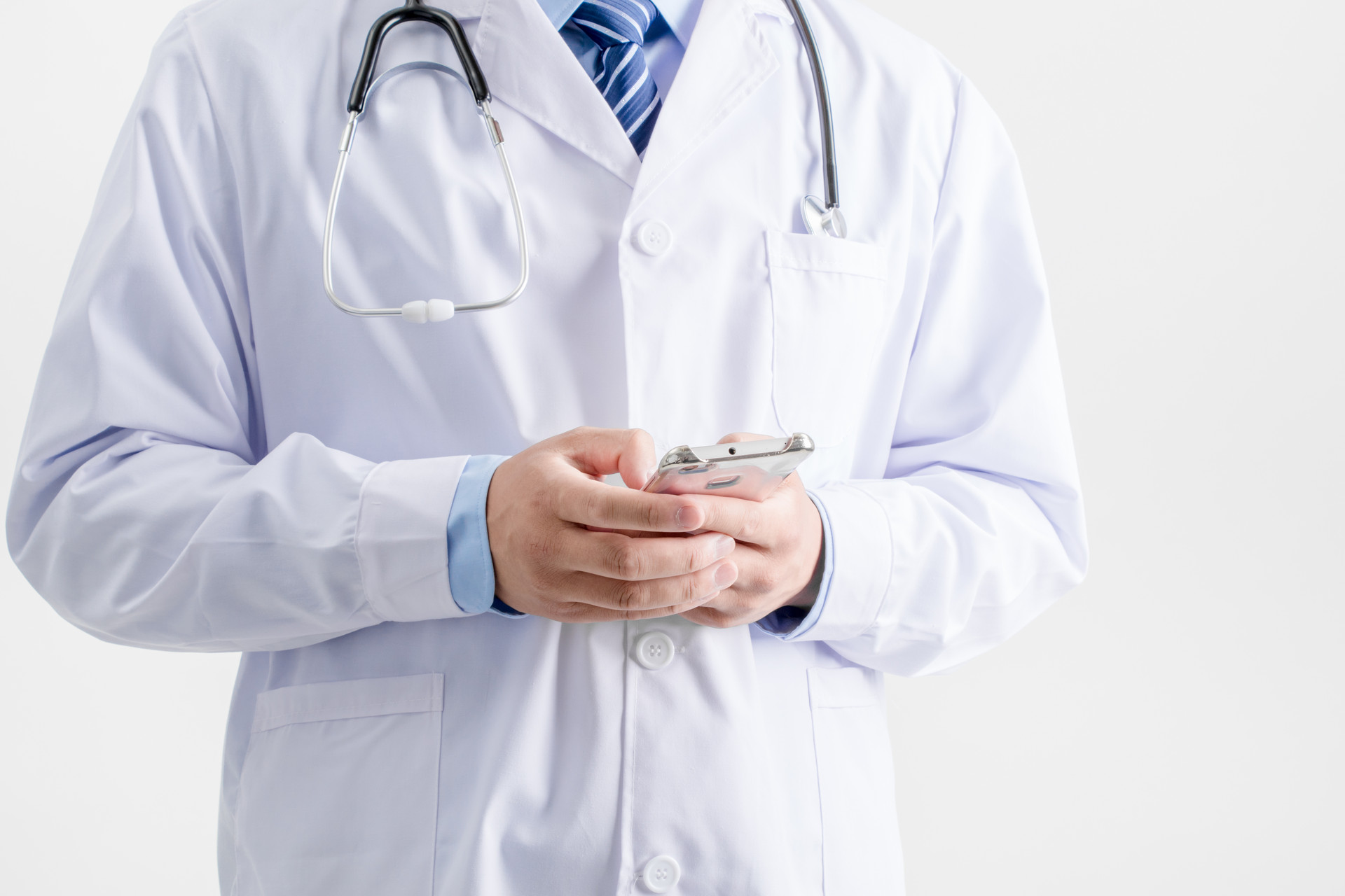 李咏50岁患癌去世被刷屏肿瘤专家呼吁中年人别太拼