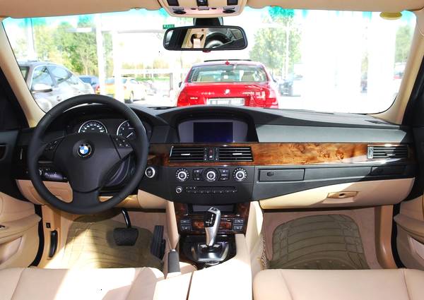 10年13万的奔驰C级和09年9万公里的宝马5系，11万多适合哪台车