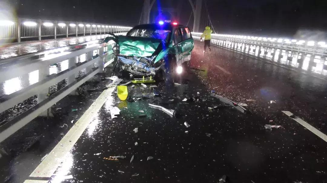 大学生骑机车撞轿车身亡,一学生骑车被撞身亡