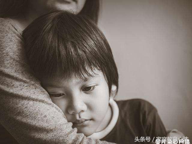 孩子胆小不自信与父亲的关系,孩子很胆小内向家长该怎么去解决