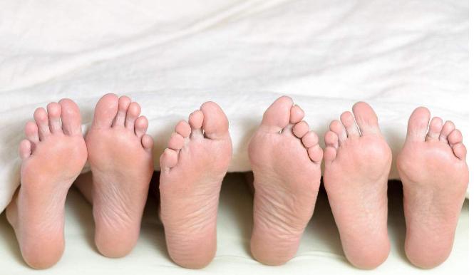 男士脚后跟干裂起硬皮用什么药膏,治疗脚后跟干裂的穴位