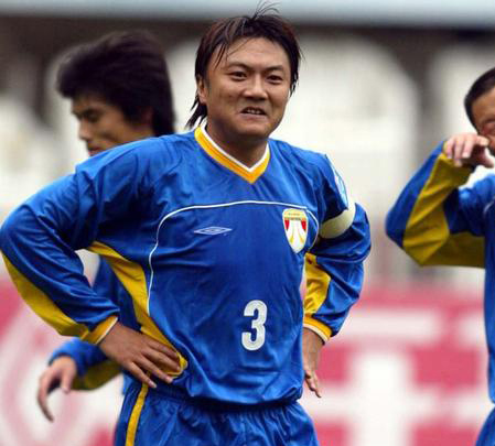 他是川足旗帜，曾向裁判下跪也曾为队友出头受伤，被球迷称为大侠