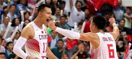 易建联，郭艾伦在CBA联赛中穿自己代言的鞋子，为姚主席点赞