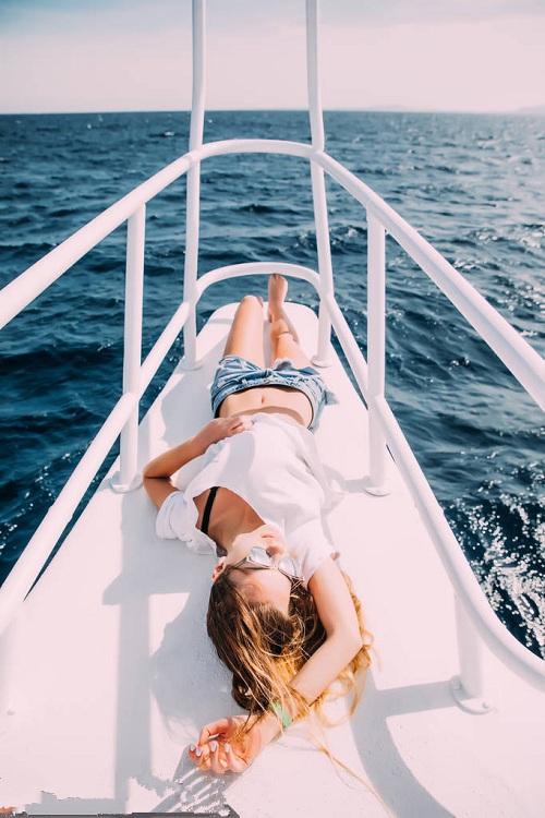 朋友圈：半夜总有一群发性感照片的妹子是种什么体验……