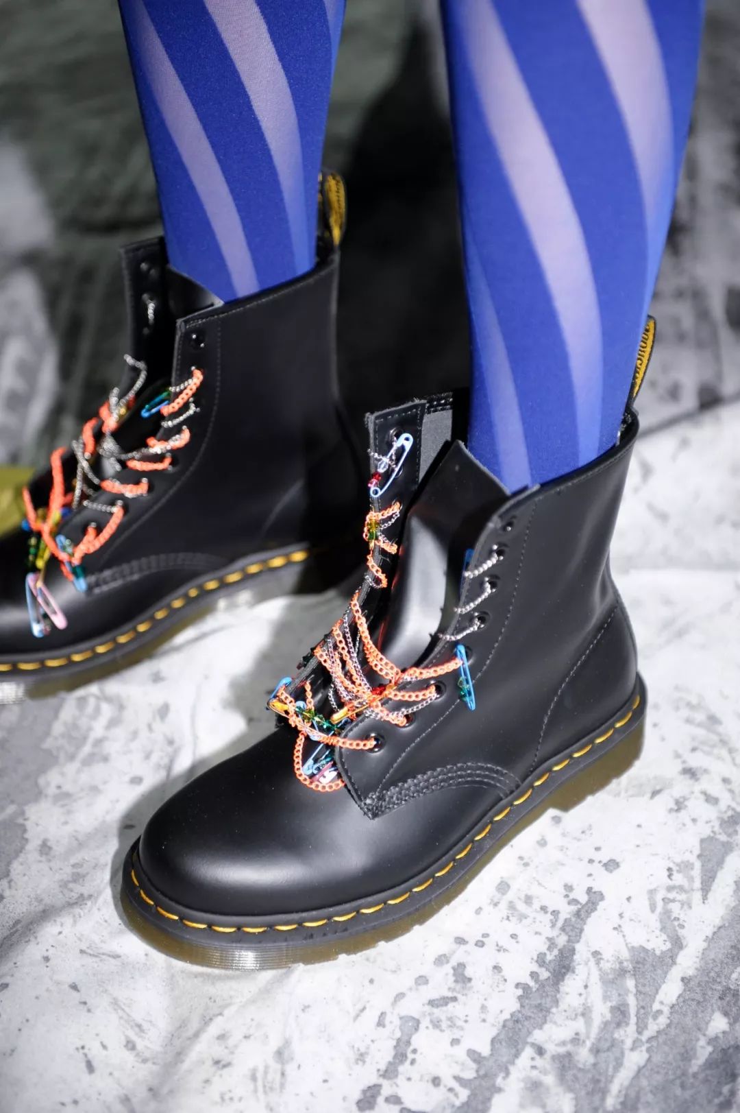 袜子怎样搭配才够舒适够时尚,袜子时尚搭配