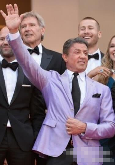 白宇万圣节地铁站发糖哈文朋友圈首次发声