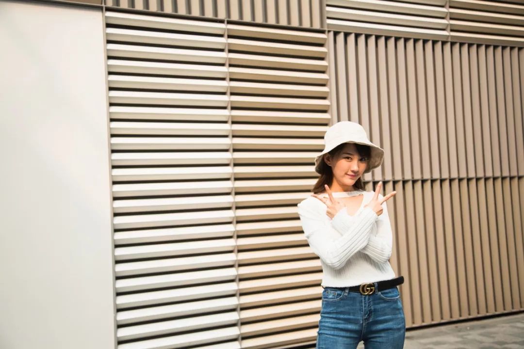 告别剪刀手，东航小姐姐手把手教你街拍pose