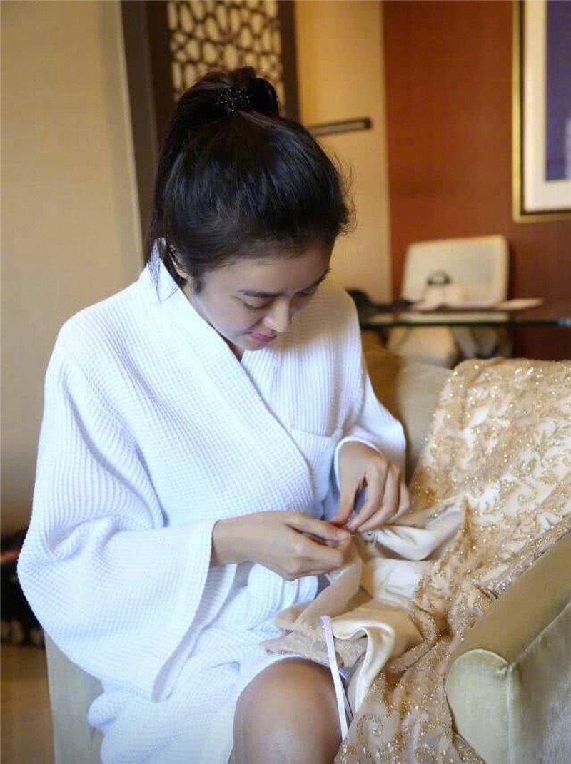 秦岚身穿v领薄纱裙尽显女性魅力,秦岚缝深v礼服