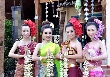 美女云南西双版纳傣族泼水节歌舞,2010西双版纳傣族万人泼水节