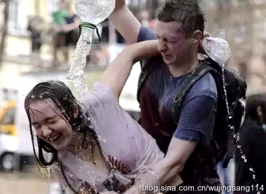 美女云南西双版纳傣族泼水节歌舞,2010西双版纳傣族万人泼水节