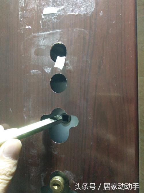门锁锁芯拆装,智能锁安装师傅更换锁芯