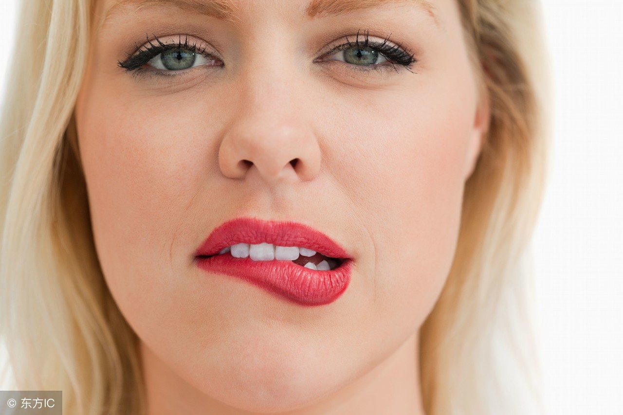 人的嘴唇干裂出血是怎么回事？该怎么办？