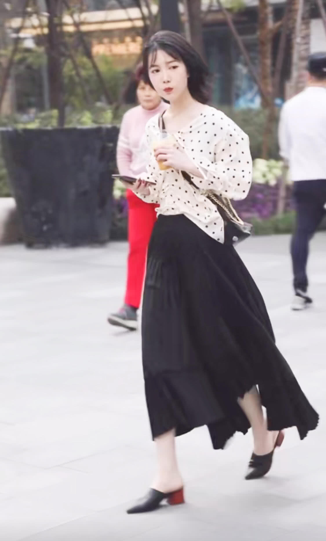 街头火了一双“啄木鸟鞋”，是网红们的最爱，个个都靠它显脚瘦！