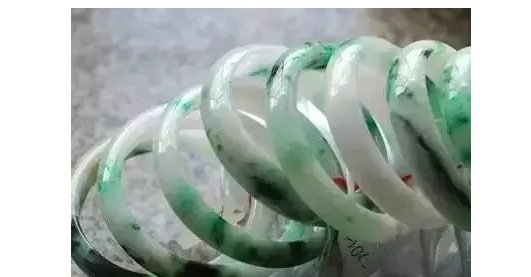 翡翠手镯里面有黑点怎么回事,翡翠手镯有黑点能买吗