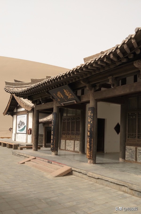 鸣沙山月牙泉堆满了游客,鸣沙山月牙泉景区