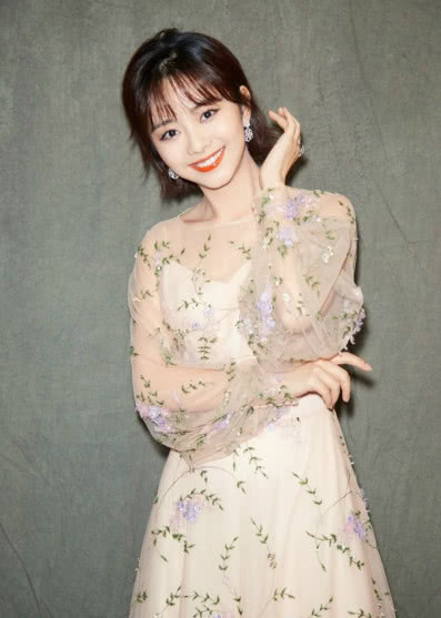 圆脸2022年减龄气质卷发发型中分,大气脸型适合中分发型